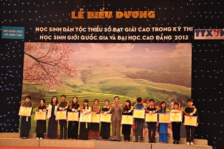 ທ່ານຮອງນາຍົກລັດຖະ ມົນຕີ ຫງວຽນຊວນຟຸກ ເຂົ້າຮ່ວມພິທີຍ້ອງຍໍ ນັກຮຽນຊາວຊົນເຜົ່າສ່ວນໜ້ອຍ